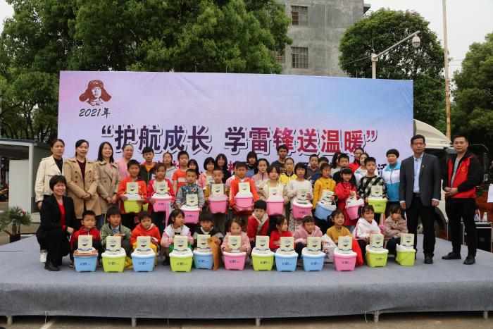 为困难儿童发放礼物.JPG