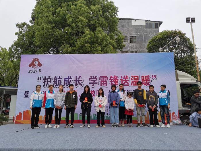 发放助学金.jpg