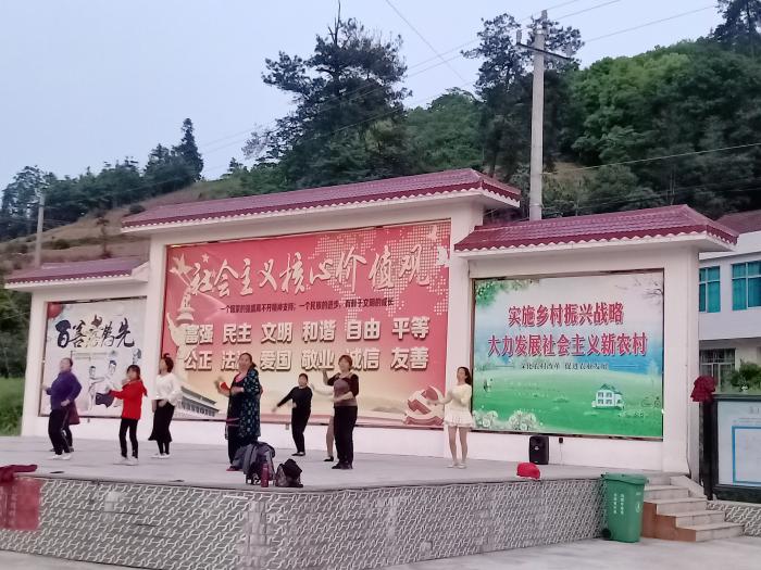 妇联执委带领村级中年妇女开展广场舞健身.jpg