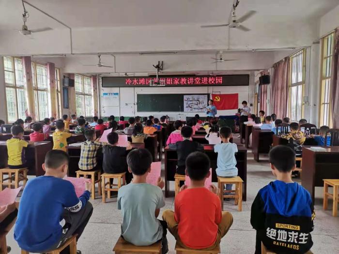 莲姐姐家教讲堂进校园5.13.jpg