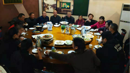 孝敬老人，赡养父母是为人子女最起码的标准，人人都要有一颗孝敬父母的心，不仅要记在心里，更要落实在行动上_meitu_6.jpg