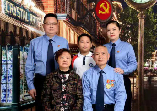 李薇薇一家的幸福和世间所有幸福家庭一样是相似的，父母和蔼可亲，夫妻和睦，互敬互爱，儿子活泼可爱，但这家中满满的责任感、使命感、奉献精神更让这个家格外美丽_meitu_3.jpg