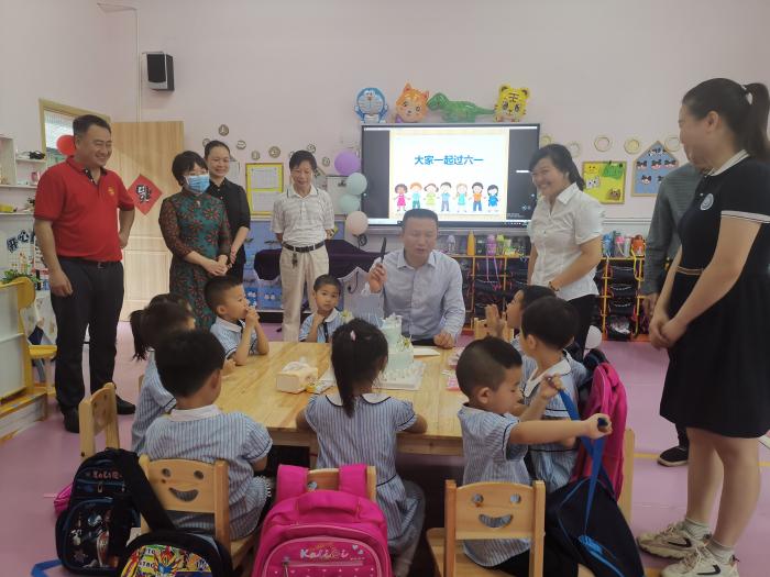 肖书记与幼儿切蛋糕.jpg