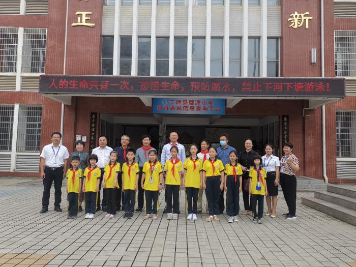 肖书记走访德源小学照片.jpg
