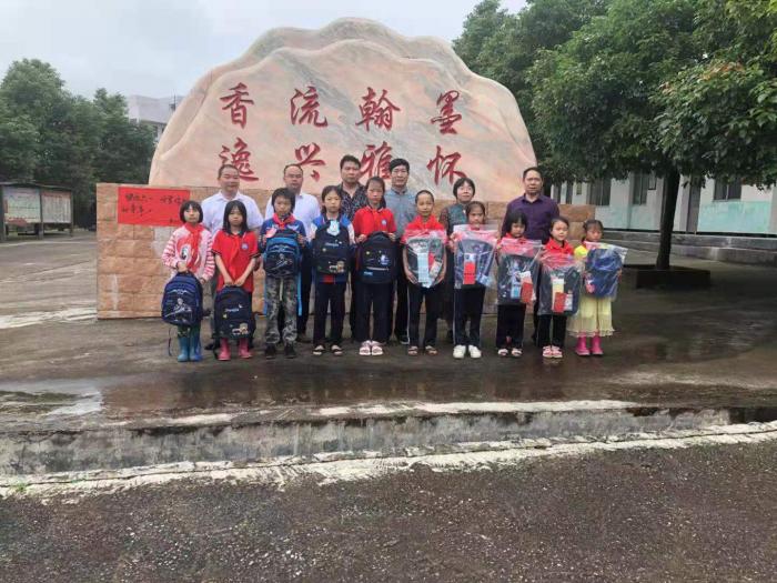 慕投完小合影.jpg