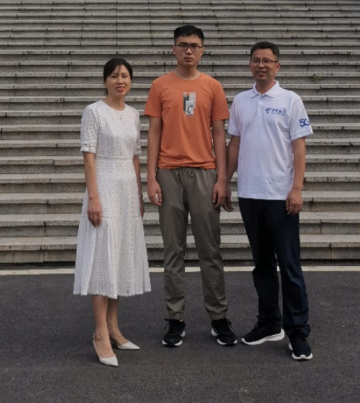 最美家庭 何.png