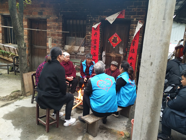 管家做刘大娘工作清理杂物.jpg