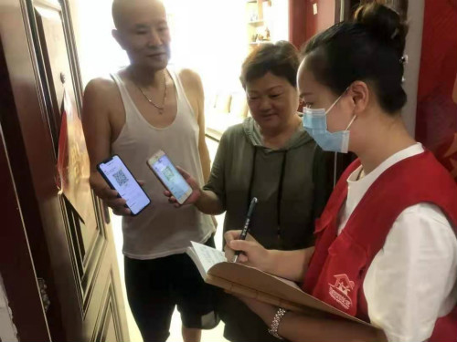 益阳市资阳区大码头街道巾帼志愿者7月31日上门摸排群众健康码和疫苗接种情况_meitu_5.jpg