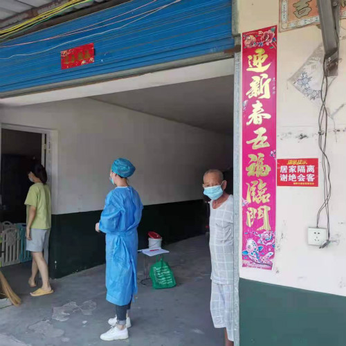 高新区朝阳街道五包一工作人员上门检测体温1_meitu_7.jpg