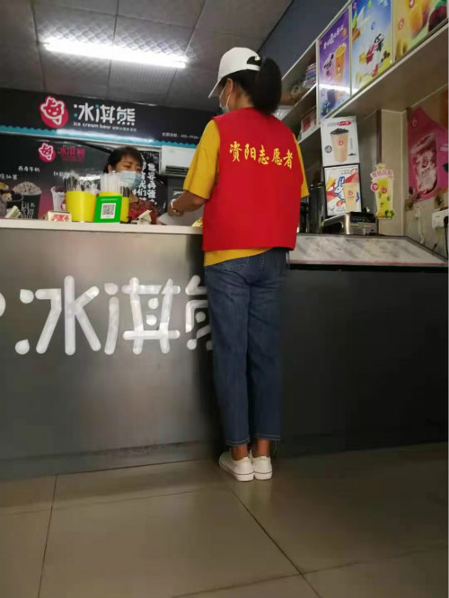 益阳市资阳区巾帼志愿者8月2日到门店宣传疫情防控工作_meitu_4.jpg