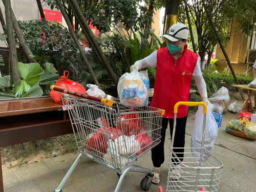 赫山区赫山街道巾帼志愿者在将消毒后的生活用品配送至各个楼栋，保障居民基本生活。_meitu_2.jpg