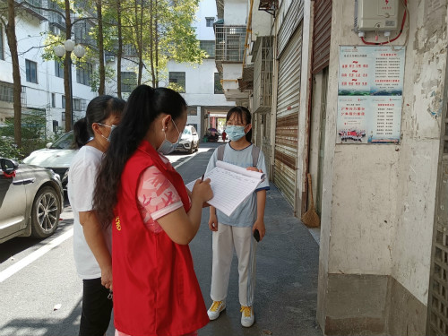 益阳市资阳区大码头街道办事处临兴街社区副书记黄荣华8月1日对群众健康码、出行情况_meitu_6.jpg