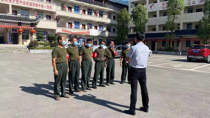 图为部分党员退役军人请战上岗.jpg