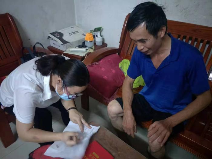 县妇联党组书记、主席邓新秀进网格摸排返宜人员.jpg