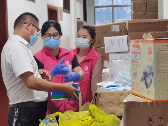古丈县巾帼志愿者在协助清理捐赠物资登记、入库.jpg