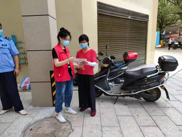 发放巾帼防疫宣传册.jpg