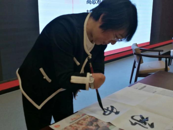 谭荒芳身残志坚，30多年来，“播雷锋精神，做雷锋传人”，用自强写就人生，用真情回报幸福和谐的生活。2.jpg