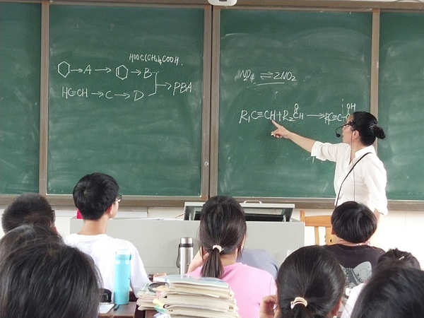图二：三尺讲台上辛勤耕耘.jpg