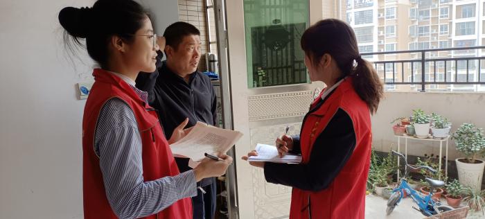 肖雄妻子陈晓玲利用休息时间以党员的身份进行“四民走访”，了解社情民意，做到上传下达。.jpg