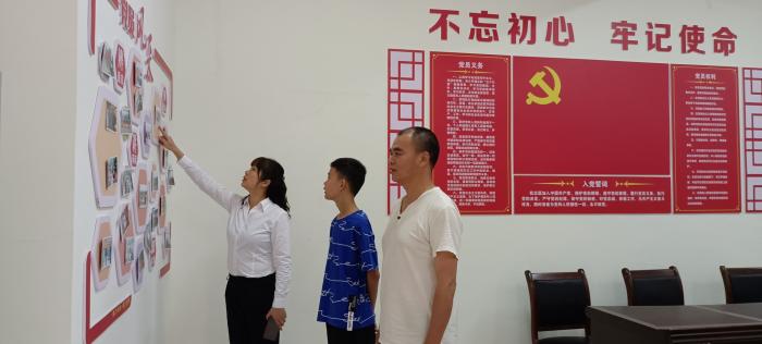 肖雄夫妻带领儿子学习党员风采，教导孩子们从小向党员学习。.jpg