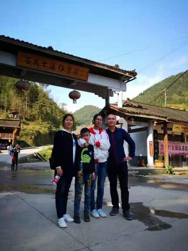 肖雄一家四口幸福出游，节假日时间，夫妻总是带领孩子们周边游玩与锻炼身体，开拓孩子视野，强健体魄.jpg