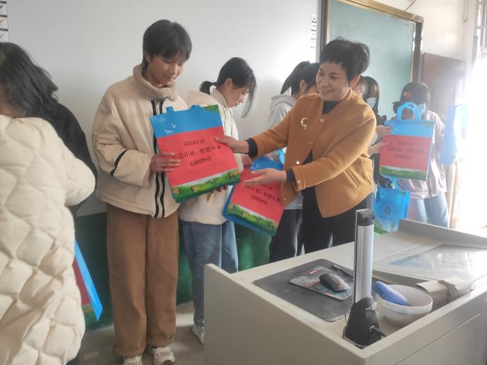 捐赠物资发放1.jpg