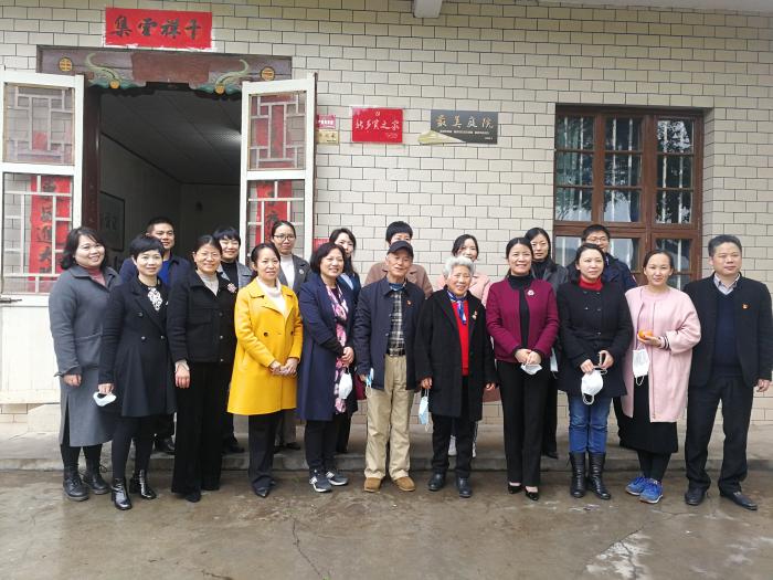 1.省妇联卢妹香副主席一行为株洲市最美庭院授牌1.jpg