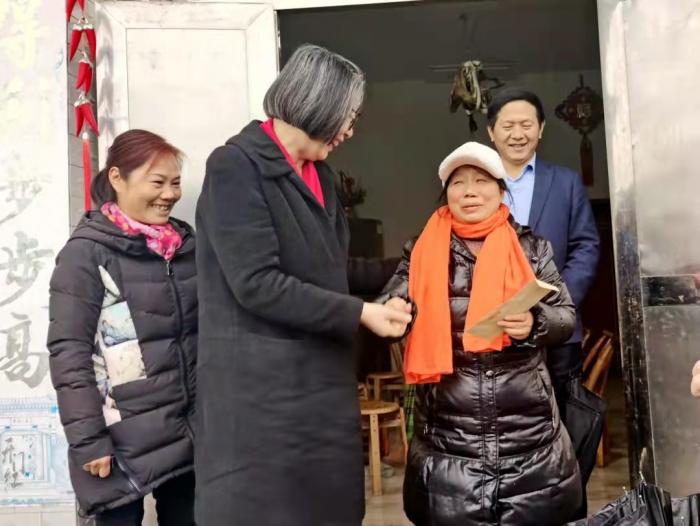 省妇联副主席张媛媛与王贤丽亲切交谈并送上慰问金.jpg