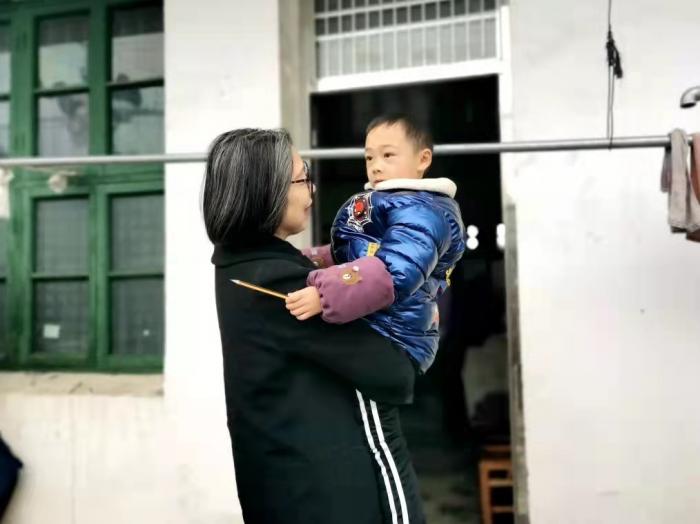 省妇联副主席张媛媛给梁浩宇小朋友送上慰问金.jpg