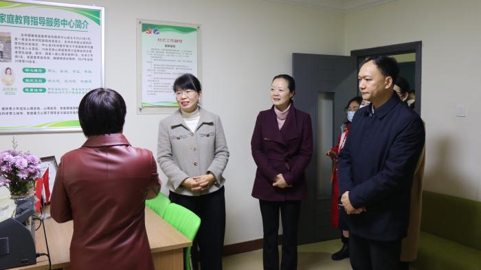 3调研组听取永州德馨家庭教育指导服务中心负责人陈建萍汇报有关情况.JPG