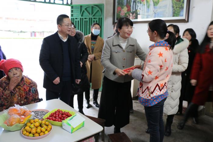 1慰问香零山村困境妇联执委周春云.JPG