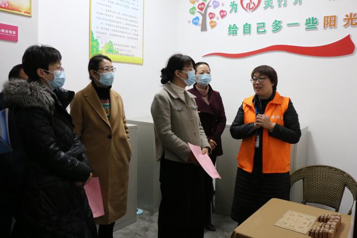 5调研组听取零陵区妇联婚姻家庭纠纷调解“棋乐融融”项目负责人黄桂云汇报项目运行情况.JPG