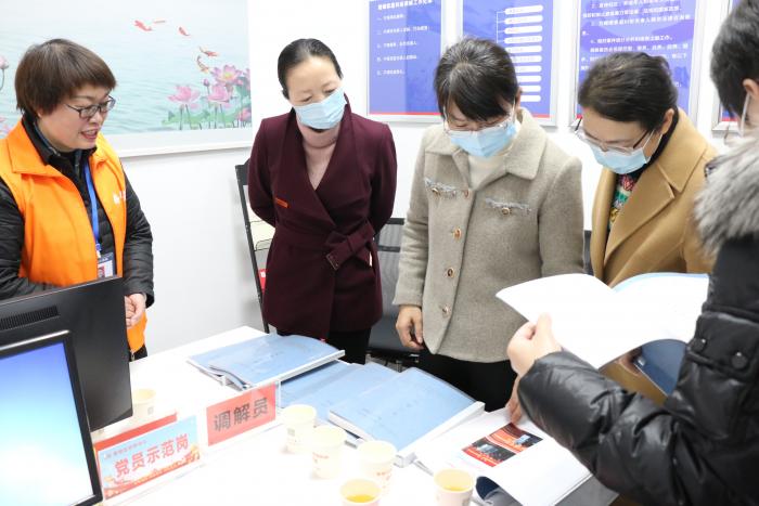 6调研组查看项目运行资料.JPG
