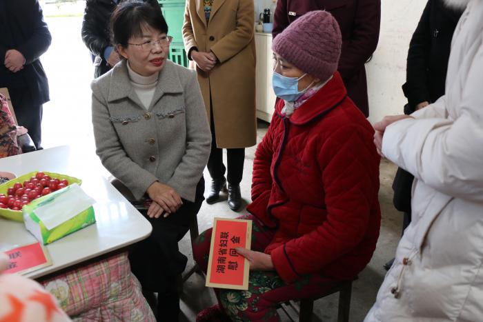 2黄芳主席详细了解香零山村患病困难妇女蒋满姑生活情况，鼓励她积极面对病魔.JPG